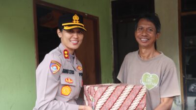 Patut Dicontoh…! Kapolres Jembrana Beri Bantuan Sembako Buat Lansia Penderita Strok