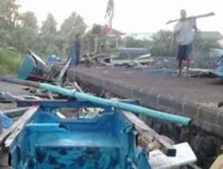 Mih Dewa Ratu…! Gelombang Tinggi Terjang Pesisir Jembrana, Jukung Nelayan Banyak Hilang dan Rusak