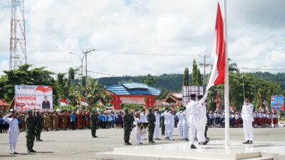 Dilatih Serka Kusnadi, Paskibra Kabupaten Supiori Sukses Kibarkan Merah Putih di HUT Ke-80 RI