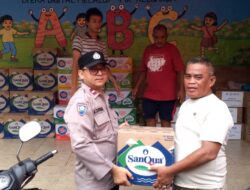 Polsek Metro Tamansari Ulurkan Bantuan Sembako untuk Korban Kebakaran Mangga Besar