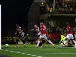 Carabao Cup 2025: Grimsby Town Depak MU, Blunder Onana Jadi Sorotan 