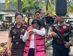 Wanita Cantik Mengenakan Rompi Tahanan Ini Hanya Bisa Tertunduk Lesu Saat Tahap II Kasus Dugaan Korupsi