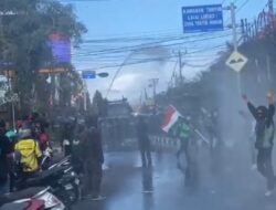 Demo di Bali Ricuh, Masa Lempar Batu hingga Kayu, Water Canon Disemprotkan