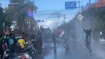 Demo di Bali Ricuh, Masa Lempar Batu hingga Kayu, Water Canon Disemprotkan
