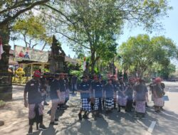 Antisipasi Aksi Anarkis, Puluhan Pecalang Jaga Kantor DPRD Jembrana