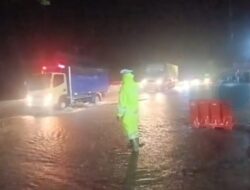 Ditengah Hujan Deras dan Genangan Air, Personil Unit Lantas Polsek Negara Atur Arus Lalintas