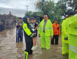 Kapolres Jembrana Turun Langsung Evakuasi Korban Banjir Bersama Instansi Terkait