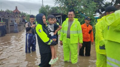 Kapolres Jembrana Turun Langsung Evakuasi Korban Banjir Bersama Instansi Terkait
