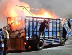 Diduga Dipicu Korsleting Aki, Truk Bermuatan Rongsokan Terbakar di Pelabuhan Gilimanuk