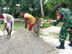Kompak dan Peduli, Babinsa Numfor Bantu Warga Aduk Campuran Semen