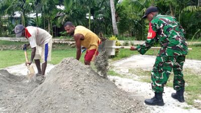 Kompak dan Peduli, Babinsa Numfor Bantu Warga Aduk Campuran Semen
