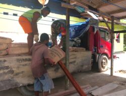 Ringankan Pekerjaan Warga, Babinsa Bantu Turunkan Semen untuk Pembangunan Rumah