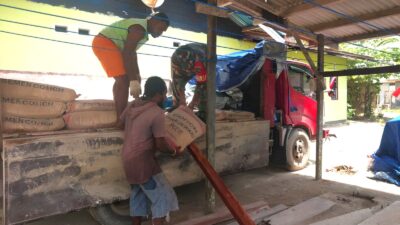 Ringankan Pekerjaan Warga, Babinsa Bantu Turunkan Semen untuk Pembangunan Rumah