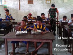 Babinsa Biak Timur Bantu Distribusikan MBG untuk Anak Sekolah