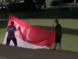 Viral! Dua Pria Diduga Turunkan dan Coret Sang Saka Merah Putih di Depan Kantor Bupati Jembrana