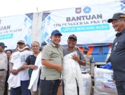 Kunjungi Aceh Tamiang, Mendagri Tito Serahkan Bantuan untuk Masyarakat Terdampak Bencana