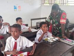 Babinsa Biak Timur Kawal Pembagian Makanan Bergizi Gratis