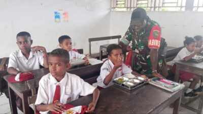 Babinsa Biak Timur Kawal Pembagian Makanan Bergizi Gratis