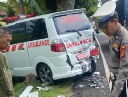 Wartawan Seruduk Ambulans Parkir di Jalur Denpasar-Gilimanuk, Diduga Mengantuk