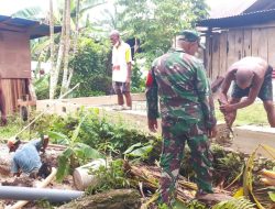 Hadir di Tengah Masyarakat, Babinsa Supiori Bantu Warga Merakit Besi Cor