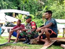 Babinsa Supiori Selatan Komsos dengan Tokoh Adat Maryaidori