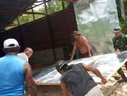 Bukti Kebersamaan, Babinsa Bantu Pemasangan Pintu Gudang Milik Warga