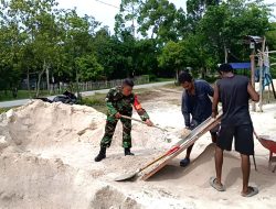 Perkuat Kebersamaan, Babinsa Bantu Bangun Rumah Warga