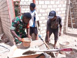 Selalu Hadir untuk Rakyat, Babinsa Bantu Bangun Rumah Warga