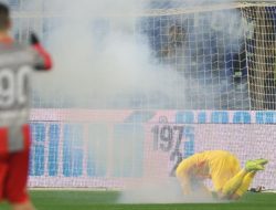 Cremonese vs Inter 0-2: Emil Audero Terjatuh Akibat Lemparan Flare