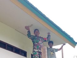 Ringankan Beban Warga, Babinsa Supiori Selatan Bantu Pasang Plafon Rumah