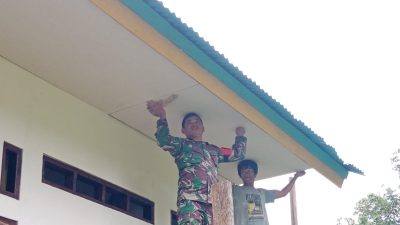 Ringankan Beban Warga, Babinsa Supiori Selatan Bantu Pasang Plafon Rumah