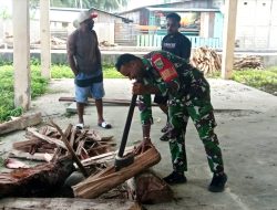 Ringankan Beban Warga, Babinsa Warsa Hadir Bantu Belah Kayu Bakar