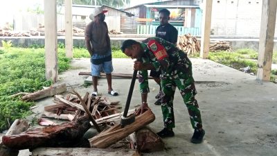 Ringankan Beban Warga, Babinsa Warsa Hadir Bantu Belah Kayu Bakar
