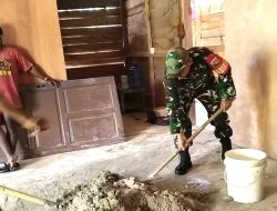 Babinsa Supiori Utara Bantu Warga Cor Lantai Dapur