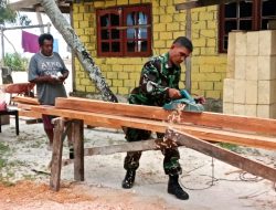 Dekat dengan Rakyat Babinsa Warsa Bantu Warga Serut Kayu