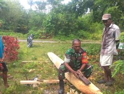 Babinsa Biak Barat Bantu Warga Buat Perahu di Kampung Kababur