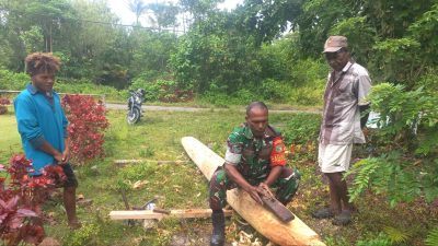 Babinsa Biak Barat Bantu Warga Buat Perahu di Kampung Kababur