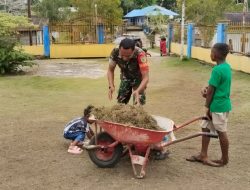 Ciptakan Lingkungan Bersih, Babinsa dan Jemaat Gotong-Royong Bersihkan Halaman Gereja