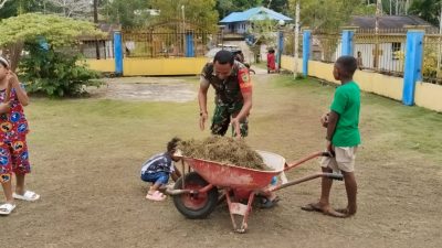 Ciptakan Lingkungan Bersih, Babinsa dan Jemaat Gotong-Royong Bersihkan Halaman Gereja