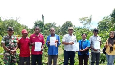 Babinsa Supiori Selatan Dampingi Peninjauan Lahan Gerai Koperasi di Supiori Selatan