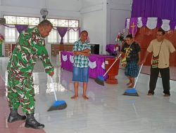 Wujud Kepedulian dan Kebersamaan, Babinsa Biak Timur Bantu Bersihkan Gereja