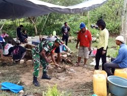 Kebersamaan TNI dan Rakyat, Babinsa Biak Utara Bantu Warga Bangun Pusara