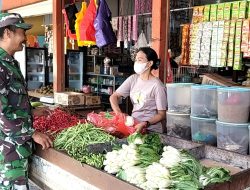 Pastikan Harga Tetap Stabil, Babinsa Biak Kota Cek Harga Sembako di Kios-Kios