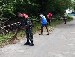 Peduli Kebersihan Lingkungan, Babinsa Bersama Warga Gotong-Royong Bersihkan Bahu Jalan