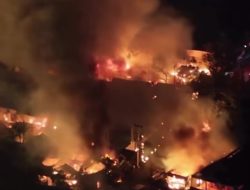 Cegah Kebakaran di SPBE Cimuming Meluas, Damkar Dobrak Ruko dan Rumah Warga