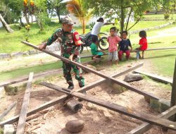 Cegah Bahaya Roboh, Babinsa Supiori Utara Bantu Pembongkaran Pondok Milik Warga