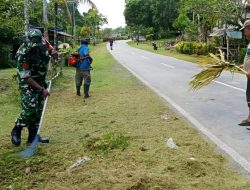 Tumbuhkan Semangat Gotong-Royong, Babinsa Bersama Warga Bersihkan Rumput di Bahu Jalan