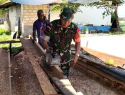 Hadir di Tengah Warga , Babinsa Bantu Serut Kayu untuk Pembangunan Kios