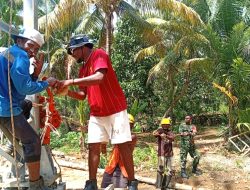 Babinsa Warsa Bantu Pembangunan Tower Telekomunikasi di Kampung Karmon