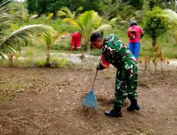 Wujud Kepedulian dan Semangat Gotong-Royong, Babinsa Bantu Warga Bersihkan Halaman Rumah